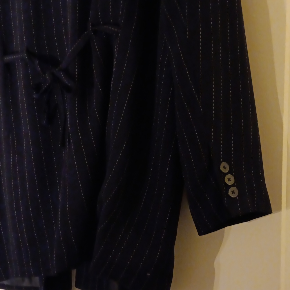 Woman's suit - Picture 6 of 12